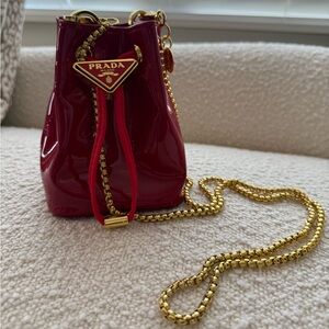 Super cute red bucket bag!